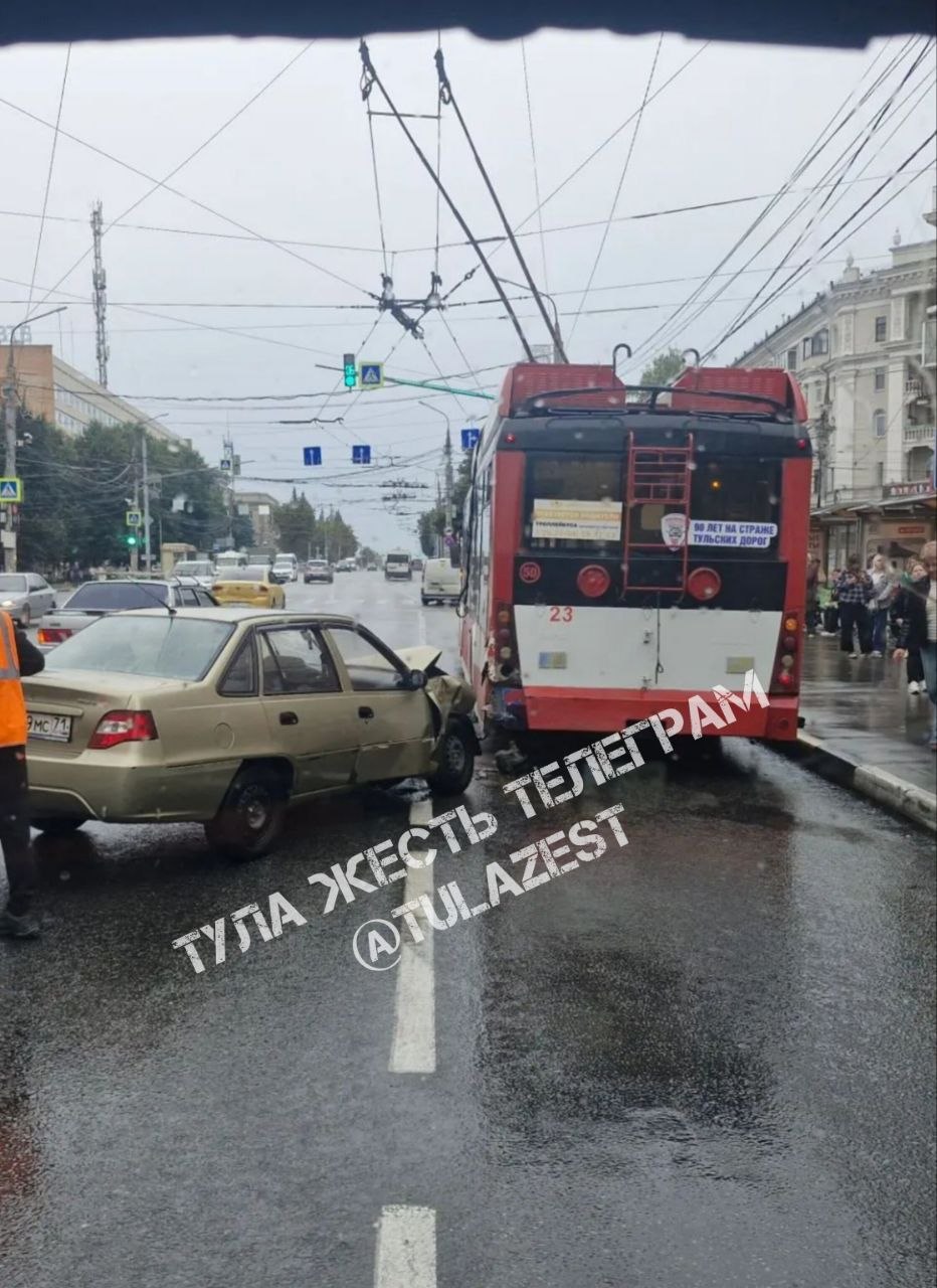 Фотография к публикации «Проспект Ленина, Нексия и троллейбус не поделили дорогу»