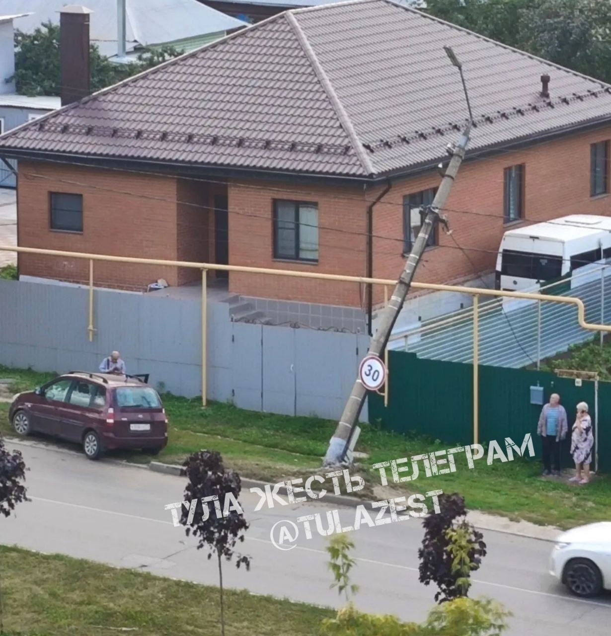Фотография к публикации «Водитель легковушки не справился с управлением и врезался в столб на Пролетарской 103»