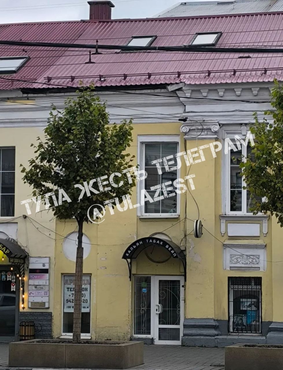 Фотография к публикации «Скоро кусок фасада на проспекте Ленина 31 упадёт кому-нибудь на голову. А если упадёт, то последствия будут плачевными»