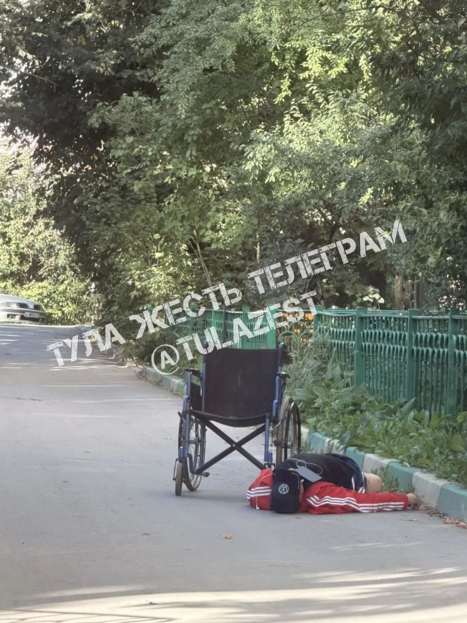 Фотография к публикации «Лежит инвалид без ног на асфальте на Городском переулке. Может кто-то узнает из родных»