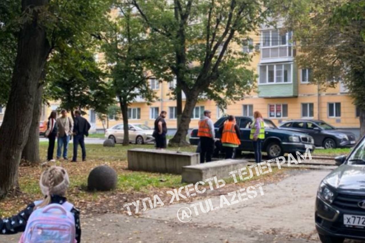 Фотография к публикации «Возле 34-ой школы на трамвайных путях застряла Волга»
