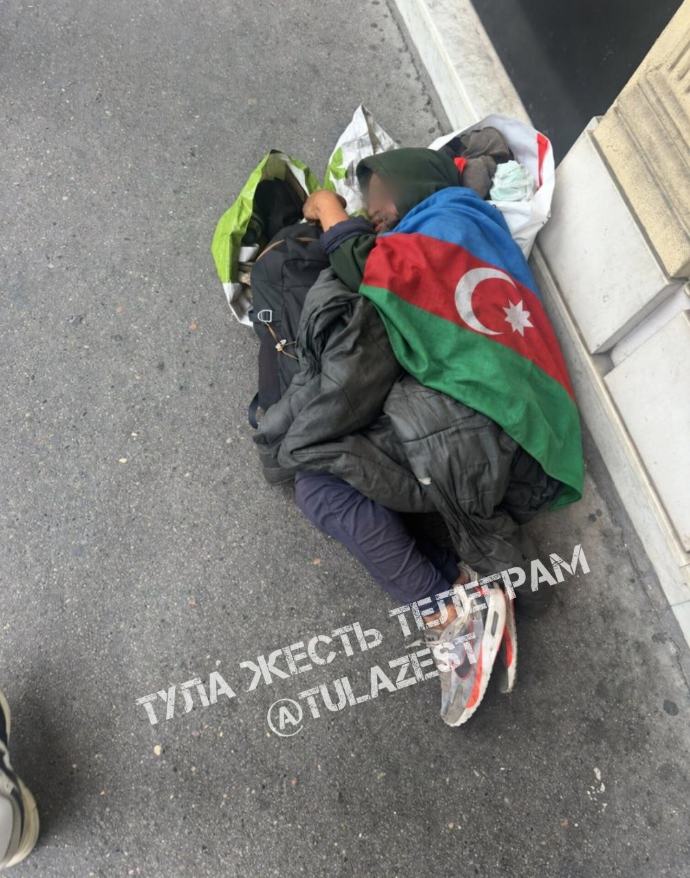 Фотография к публикации «Вот такой объект лежит на Льва Толстого. Это норма белым днем валяться так посреди улицы?»