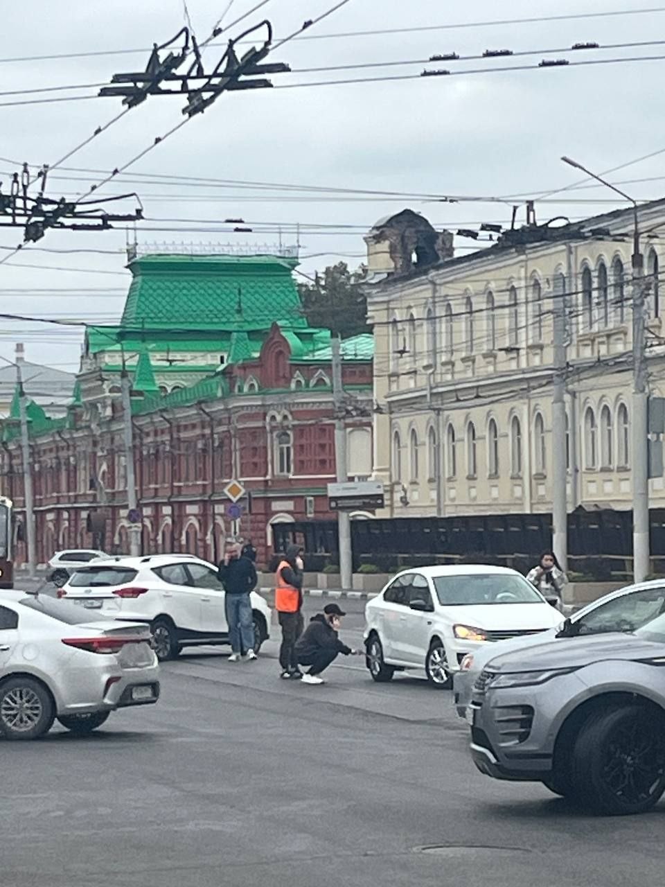 Фотография к публикации «Движение трамваев остановлено из-за ДТП на Красноармейском проспекте возле ТЦ Куклы»