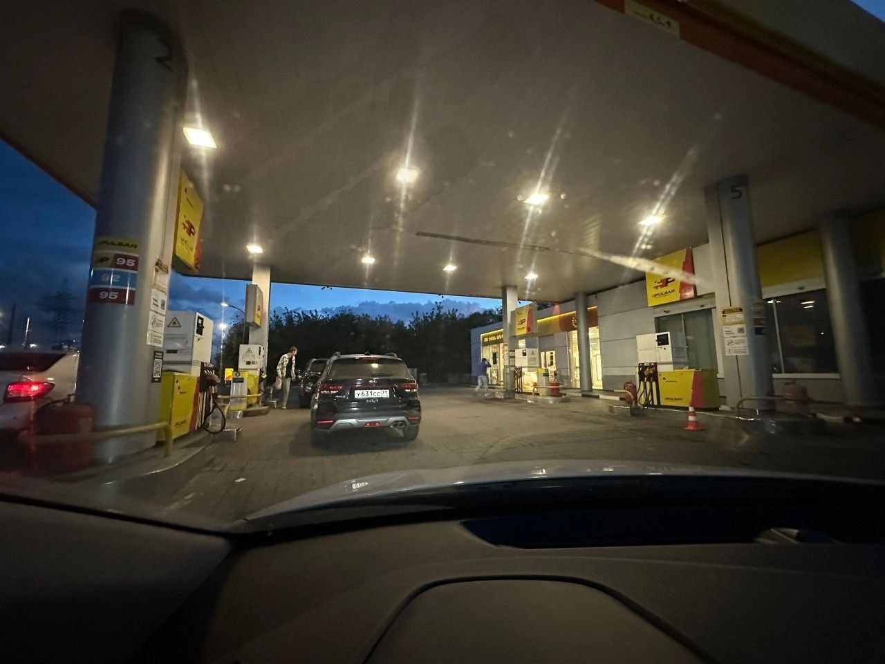 Фотография к публикации «АЗС Роснефть на Ложевой. Работает только левый ряд колонок.»