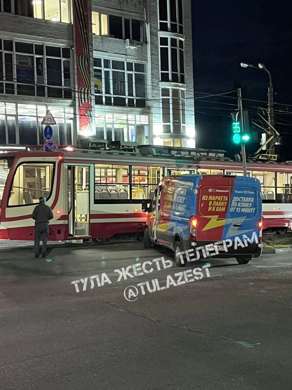 Фотография к публикации «На Металлургов фургон яндекс врезался в трамвай»