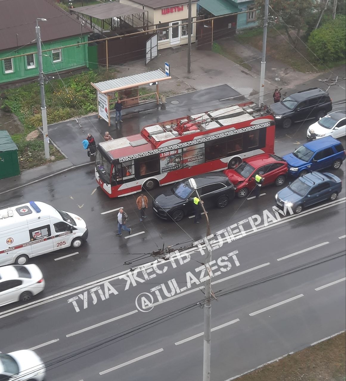 Фотография к публикации «ДТП из нескольких автомобилей на Октябрьской. На месте работают сотрудники скорой помощи»