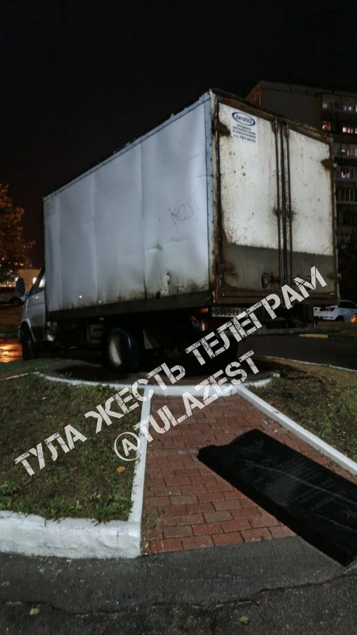 Фотография к публикации «Аллея Памяти на Металлургов. Водитель видимо не местный от слова совсем.»