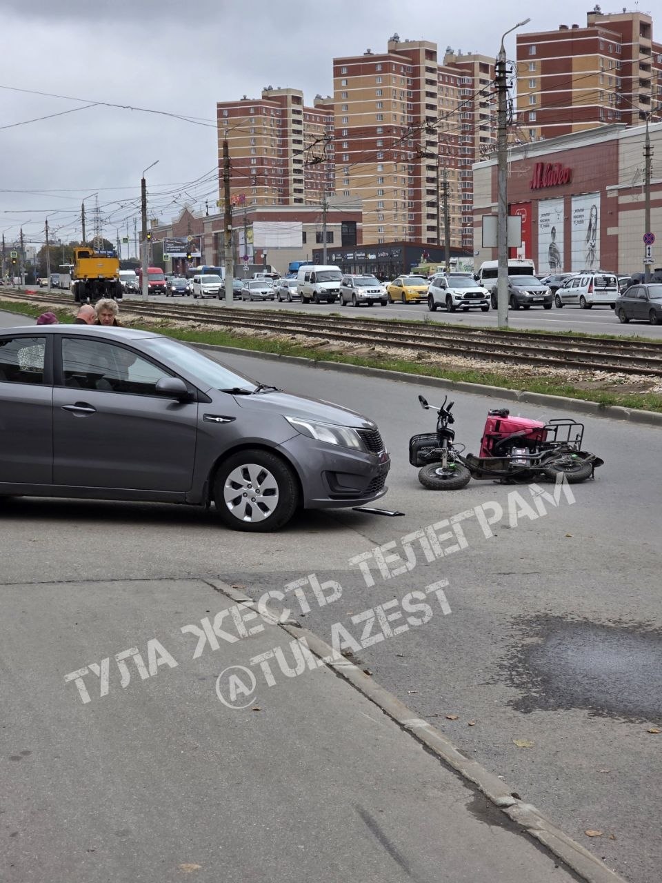 Фотография к публикации «На Зеленстрое сбили курьера. Живой, вызвали скорую помощь»